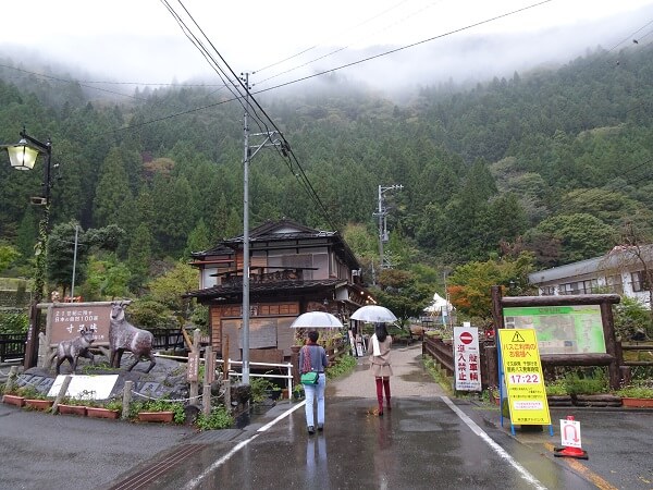 吊り橋への道入口