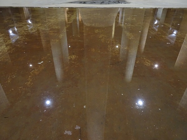 水たまりが残る床面